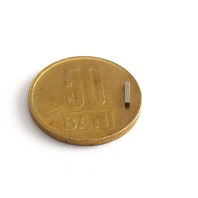 Magnet neodim bloc 1 x 1 x 6 mm - N42 peste moneda de 50 bani