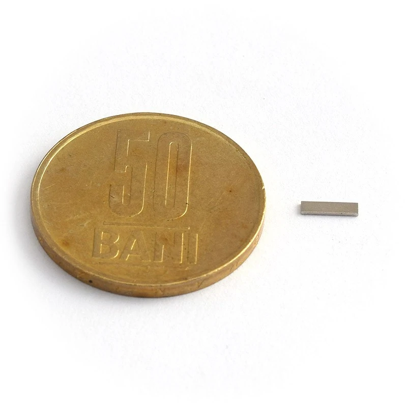 Magnet neodim bloc 5,85 x 1,5 x 0,45 mm - N48H cu moneda de 50 bani