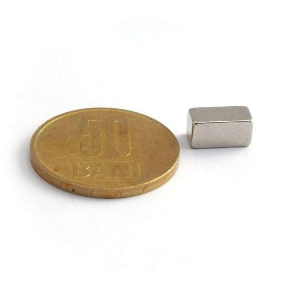 Magnet neodim bloc 10 x 5 x 5 mm - N42 cu moneda de 50 bani
