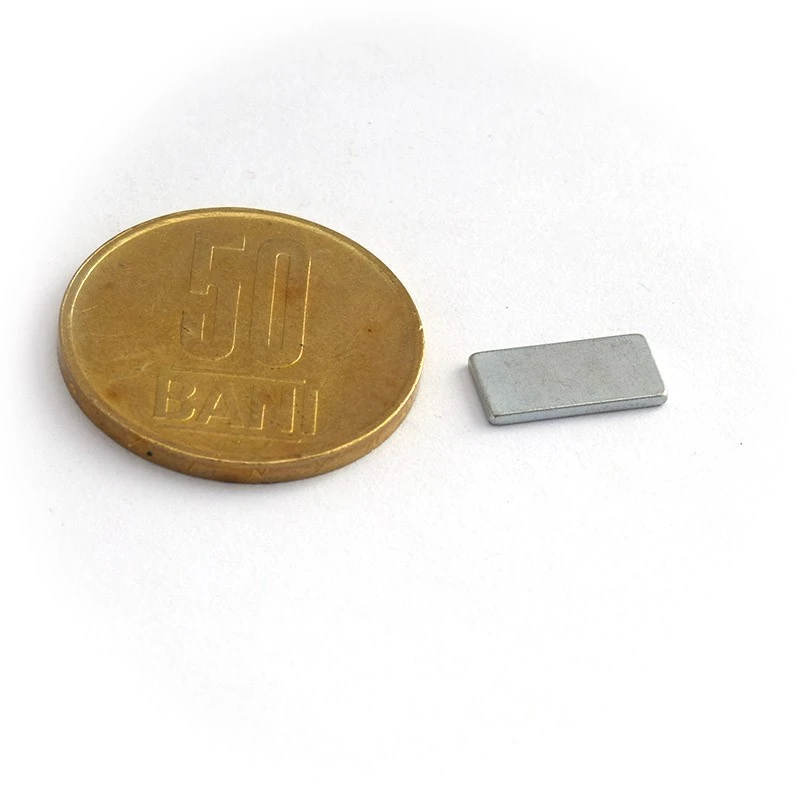 Magnet neodim bloc 12 x 6 x 1 mm - N38 - Zn cu moneda de 50 bani de sus