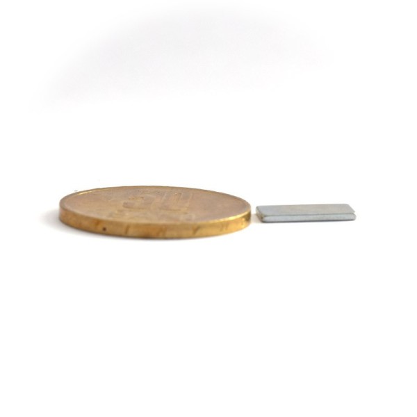 Magnet neodim bloc 12 x 6 x 1 mm - N38 - Zn cu moneda de 50 bani