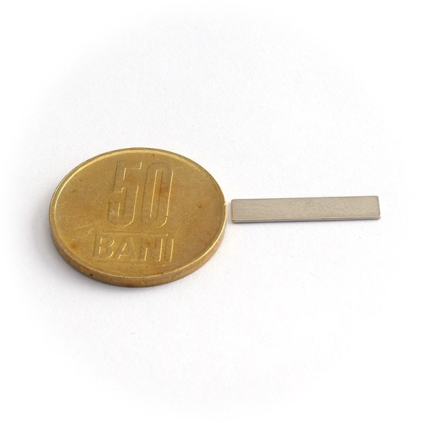 Magnet neodim bloc 20 x 4 x 0,5 mm - N35 cu moneda de 50 bani