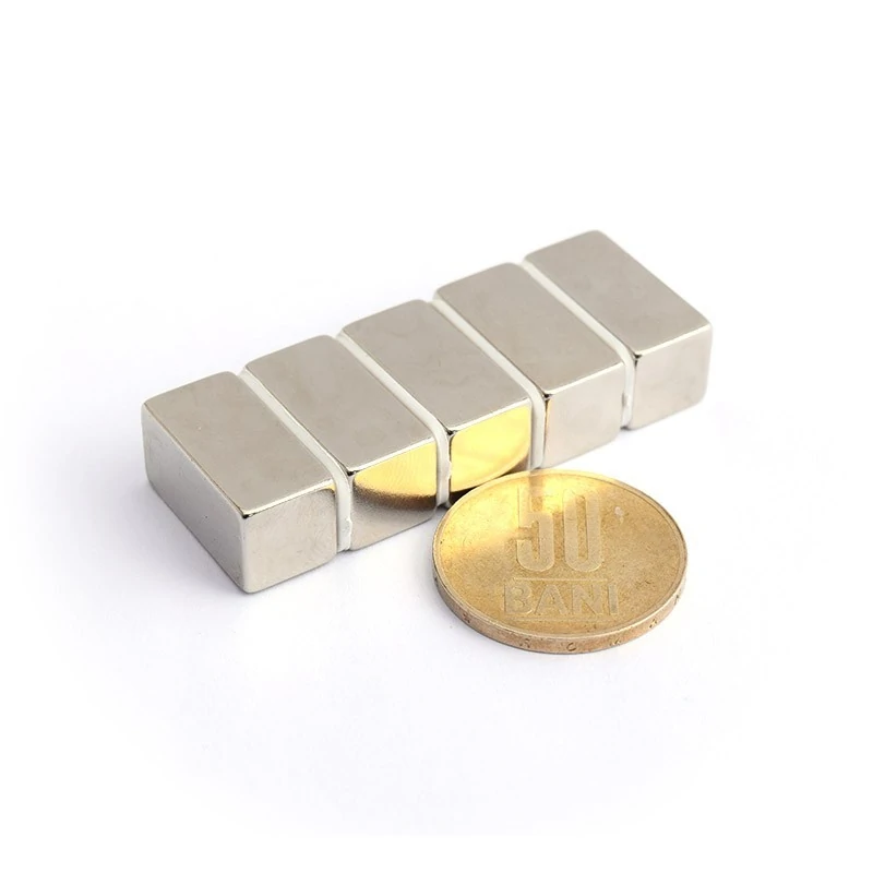 Magnet neodim bloc 20 x 10 x 10 mm - N45 grup cu moneda de 50 bani