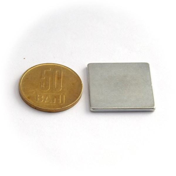 Magnet neodim bloc 24 x 24 x 2 mm - N38H cu moneda de 50 bani