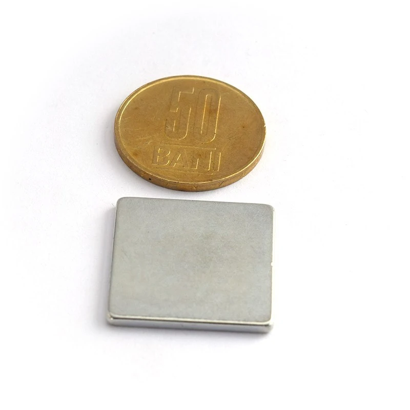 Magnet neodim bloc 24 x 24 x 2 mm - N38H cu moneda de 50 bani