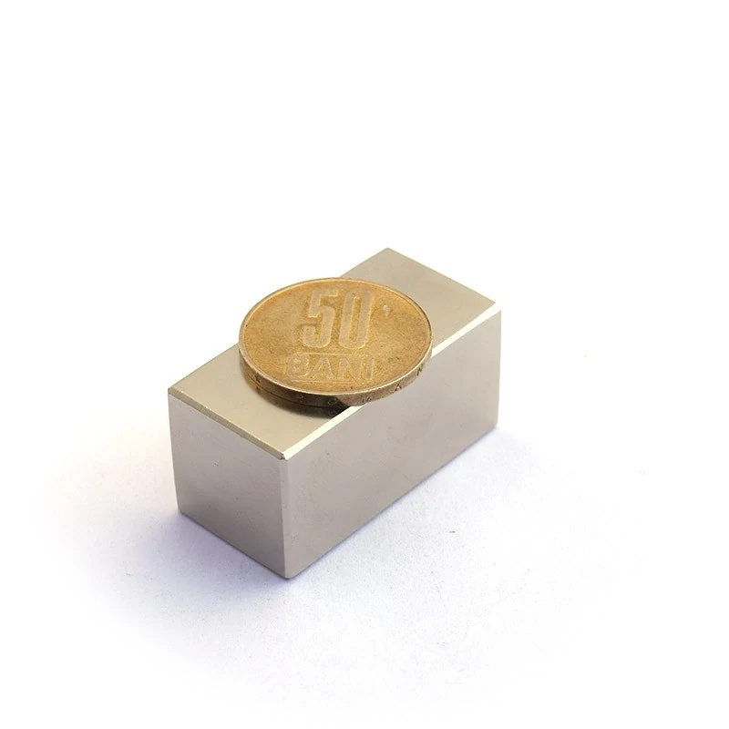 Magnet neodim bloc 40 x 20 x 20 mm - N45 orizontal cu moneda deasupra