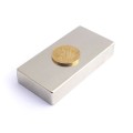 Неодимов магнит блок 80 x 40 x 15 мм хоризонтален с монета 50 стотинки отгоре