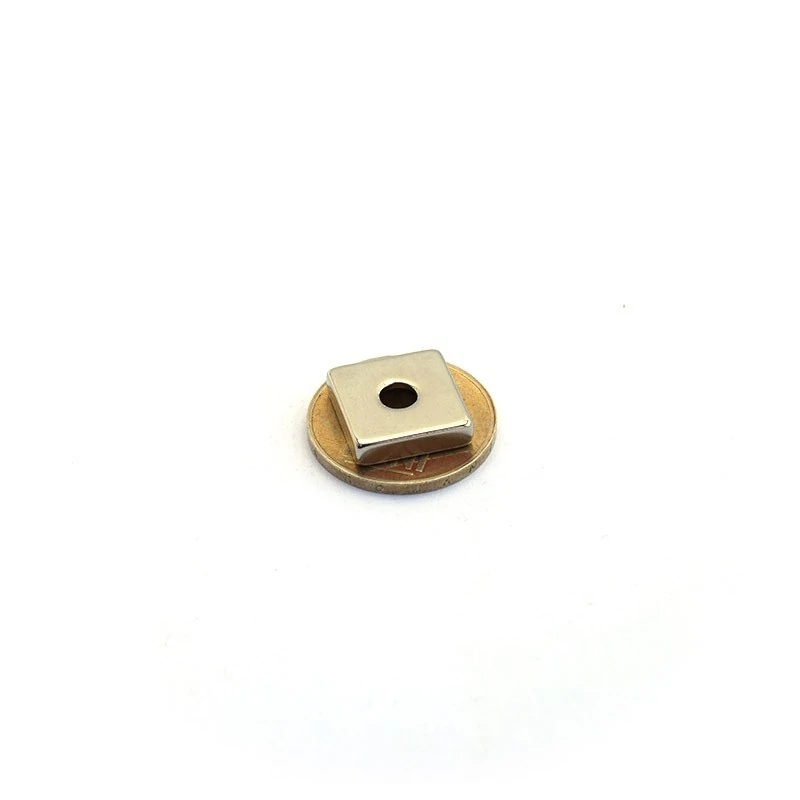 Magnet neodim bloc 15 x 15 x 4 mm cu gaura îngropată D4,5 D9,6 - N35 peste moneda spate