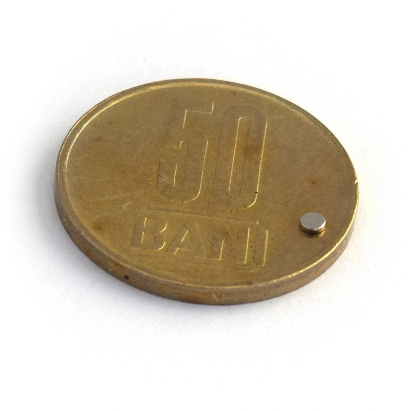 Magnet neodim disc 2 x 0,5 mm - N42 cu moneda 50 bani