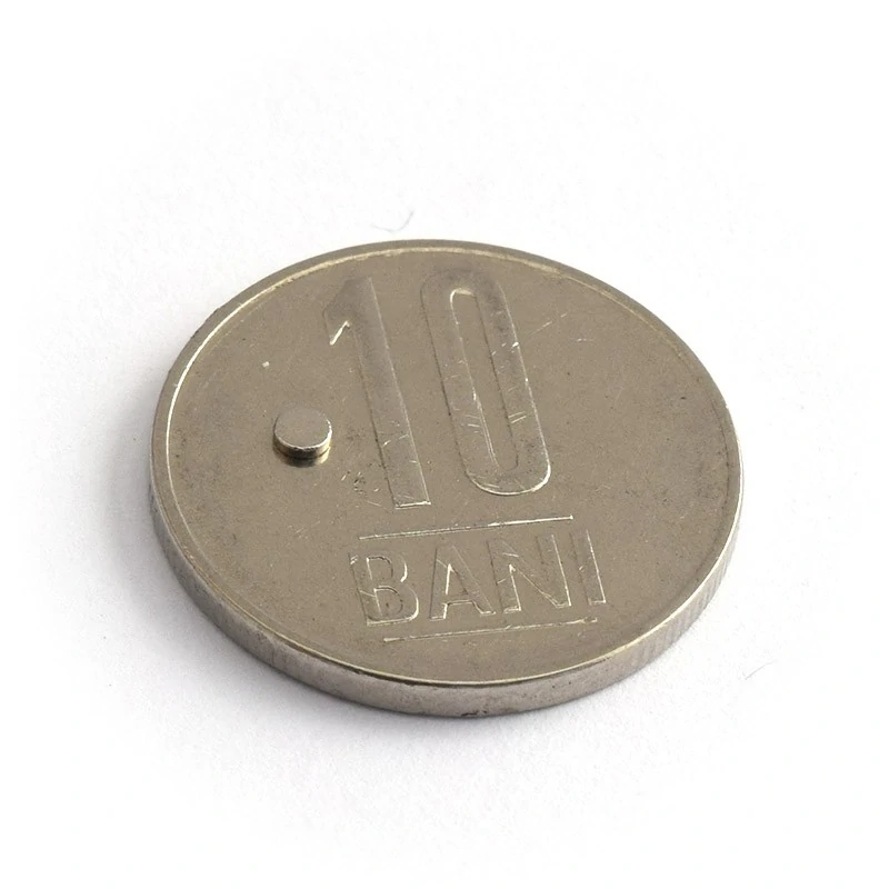 Magnet neodim disc 2 x 0,5 mm - N42 peste moneda 10 bani