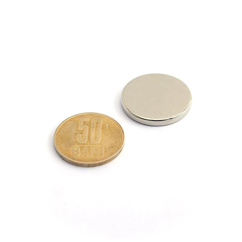 Magnet neodim disc 25 x 3 mm - N42 cu moneda