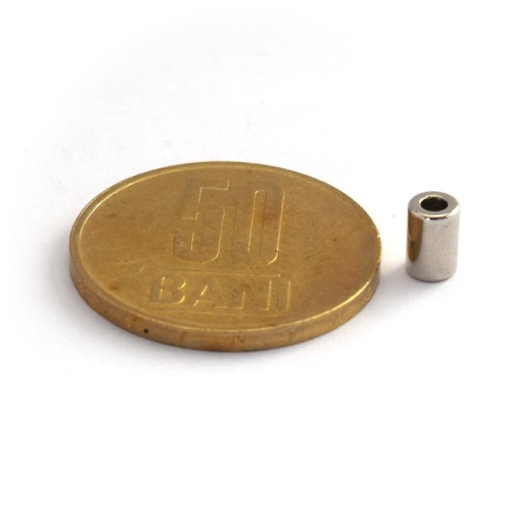 Magnet neodim inel 4 x 2 x 6 mm - N42 cu moneda 50 bani