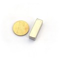 Неодимов магнит блок 30 x 10 x 10 NiCuNi N42 с монета 50 стотинки