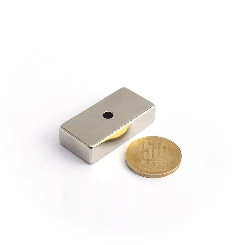 Magnet neodim bloc 40 x 20 x 10 mm cu gaura ingropata D4,5 D9,6 - N45 cu moneda
