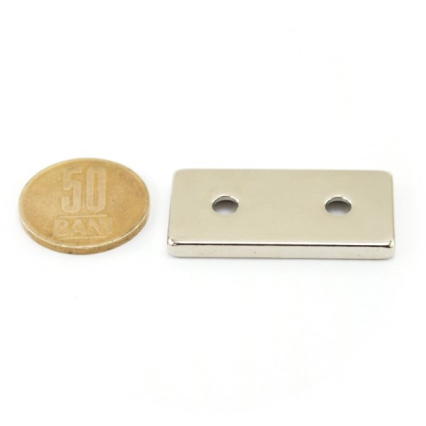 Magnet neodim bloc 40 x 20 x 4 mm cu gauri ingropate D4,5 / D9,6 - N35 verso cu moneda de 50 bani