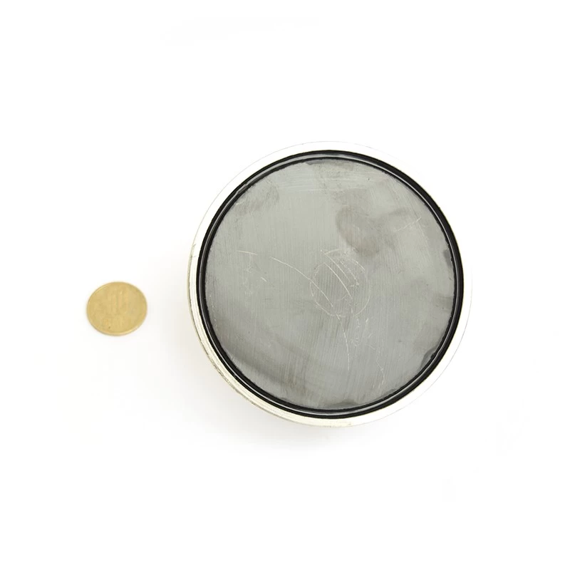 Magnet ferită oală D 100 mm privire de jos cu magnetul de ferită și moneda de 50 bani