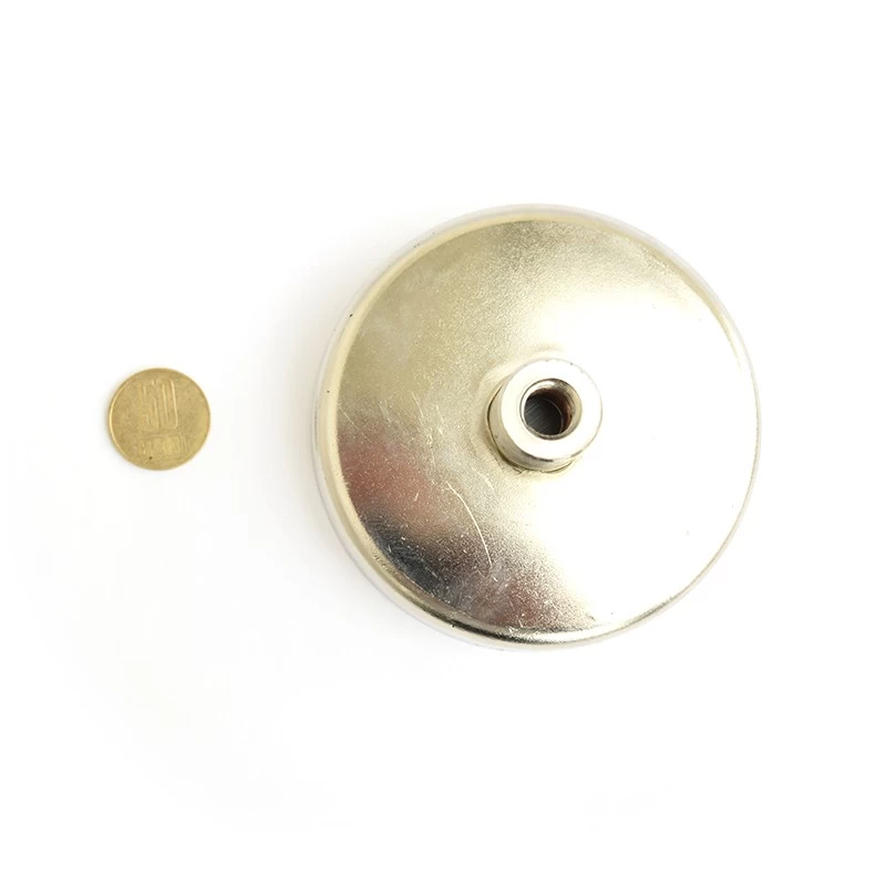 Magnet ferită oală D 100 mm cu gât filetat la interior privire de sus și moneda de 50 bani