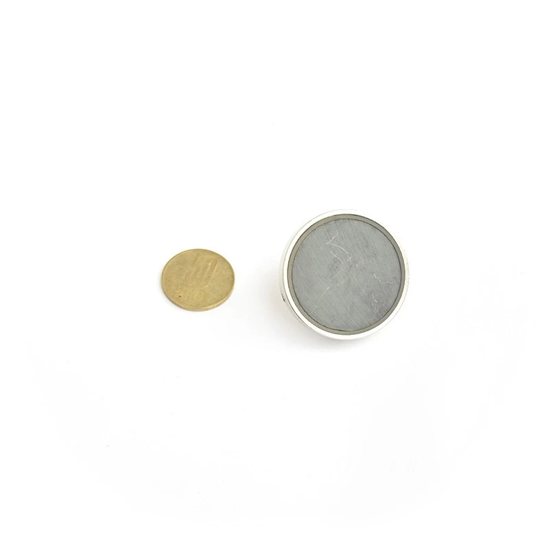 Magnet ferită oală D 40 mm cu moneda de 50 bani privire de jos magnetul de ferită
