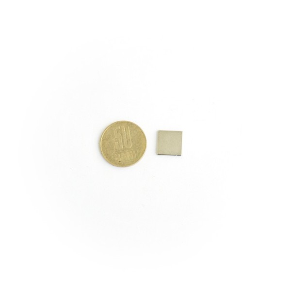 Magnet neodim bloc 12,7 x 12,7 x 1,58 mm privire de sus cu moneda de 50 bani
