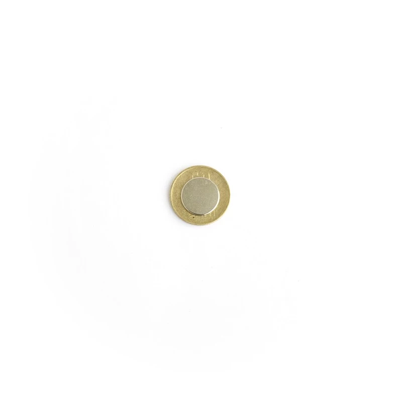 Magnet neodim disc 15 x 1,5 mm de sus peste moneda de 50 bani
