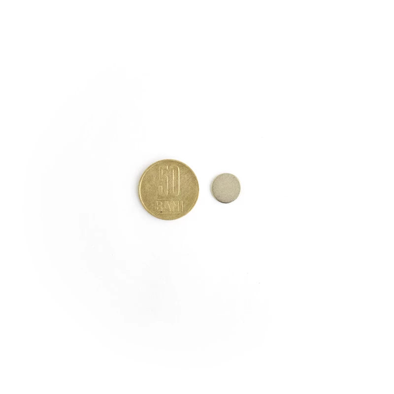 Magnet neodim disc 12 x 1 mm de sus cu moneda de 50 bani