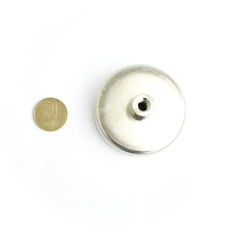 Magnet ferită oală D 63 mm cu gât filetat la interior și moneda de 50 bani privire de sus