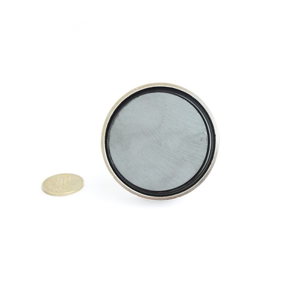 Magnet ferită oală D 63 mm cu moneda de 50 bani privire de jos magnetul de ferită