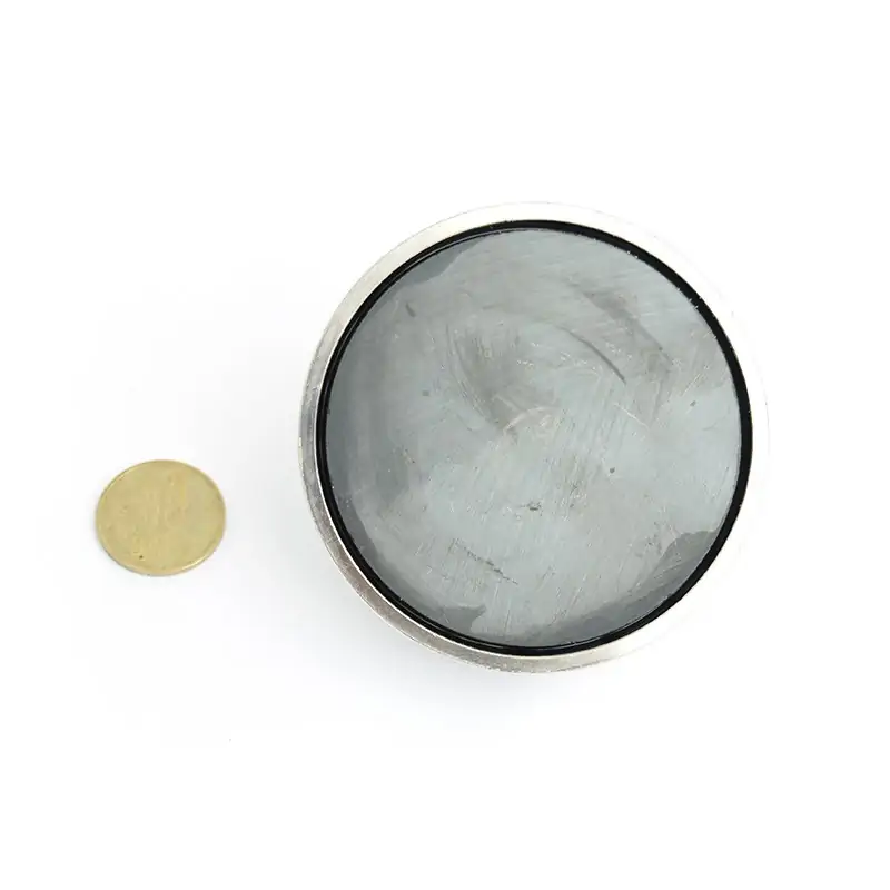 Magnet ferită oală D 80 mm privire de jos magnetul de ferită cu moneda de 50 bani