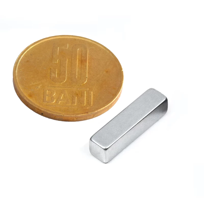 Magnet neodim bloc 20 x 5 x 5 mm cu moneda de 50 bani