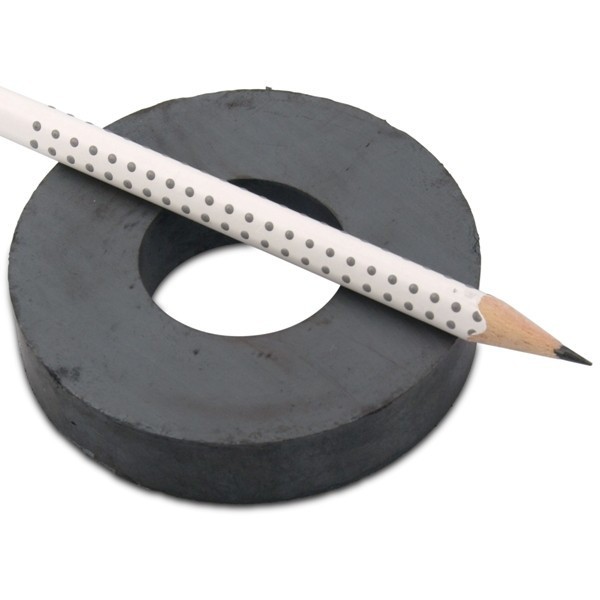 Magnet ferită inel 72 x 32 x 15 mm comparație cu un creion