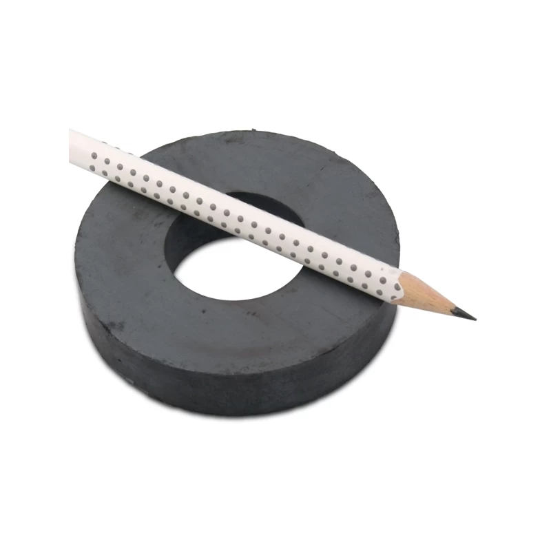 Magnet ferită inel 72 x 32 x 15 mm comparație cu un creion