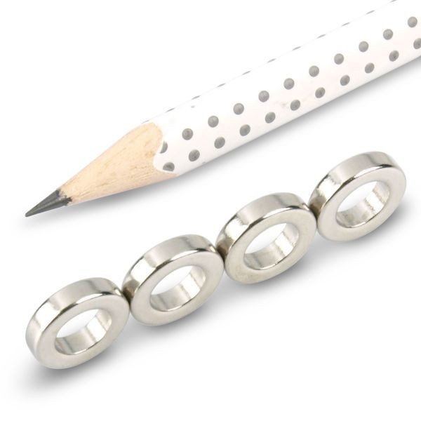 Неодимов магнит пръстен 12 x 6 x 3 мм четири броя в сравнение с молив