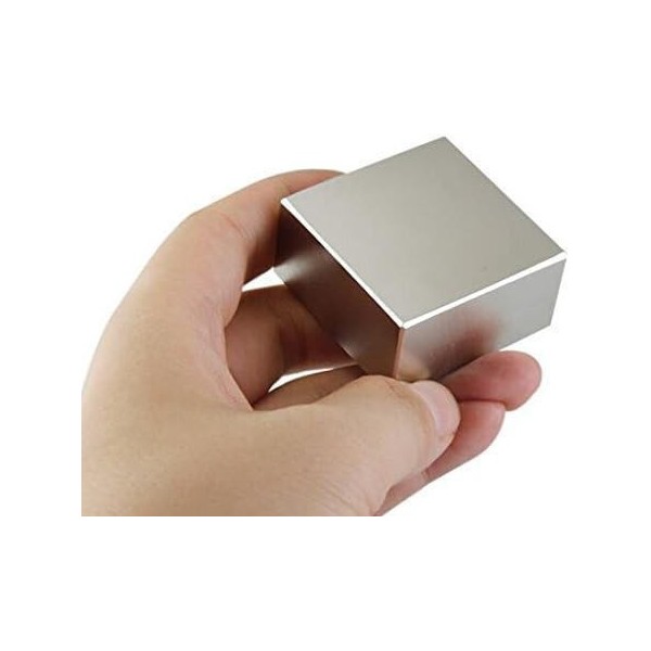 Magnet neodim bloc 40 x 40 x 20 mm în mână