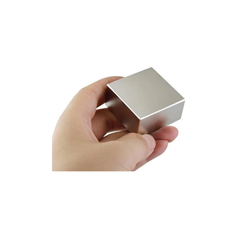 Magnet neodim bloc 40 x 40 x 20 mm în mână