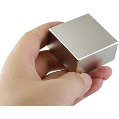 Magnet neodim bloc 40 x 40 x 20 mm în mână