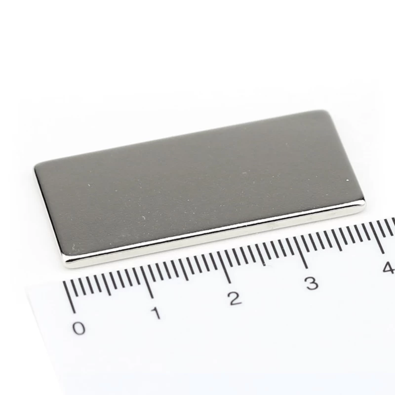Magnet neodim bloc 40 x 20 x 2 mm în comparație cu rigla