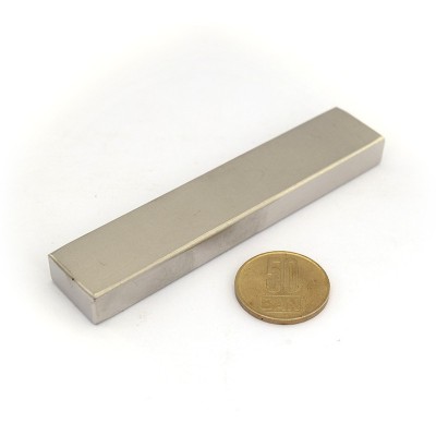 Magnet neodim bloc 100 x 20 x 10 NiCuNi N40 cu moneda de 50 bani