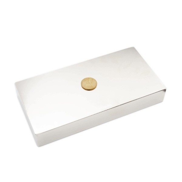 Magnet neodim bloc 200 x 100 x 30 mm N52 cu moneda de 50 bani peste