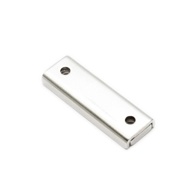 Magnet neodim bloc 40 x 13,5 x 5 mm, în carcasă, cu 2 găuri D 3,3 și șanfren D 6,5 - spate