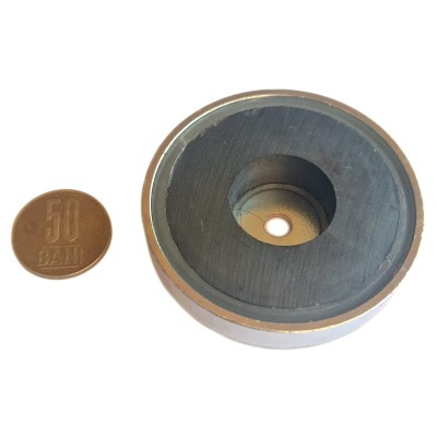 Magnet ferită oală D 63 mm cu gaură cu șanfren cu moneda de 50 bani